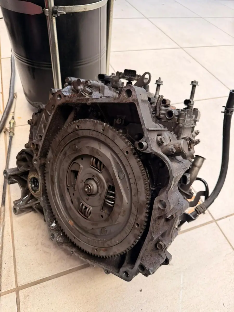 Motor de carro desmontado sobre piso cerâmico bege