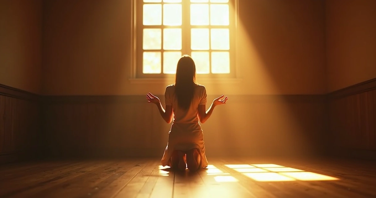 Mulher ajoelhada em atitude de entrega, com luz dourada ao fundo 