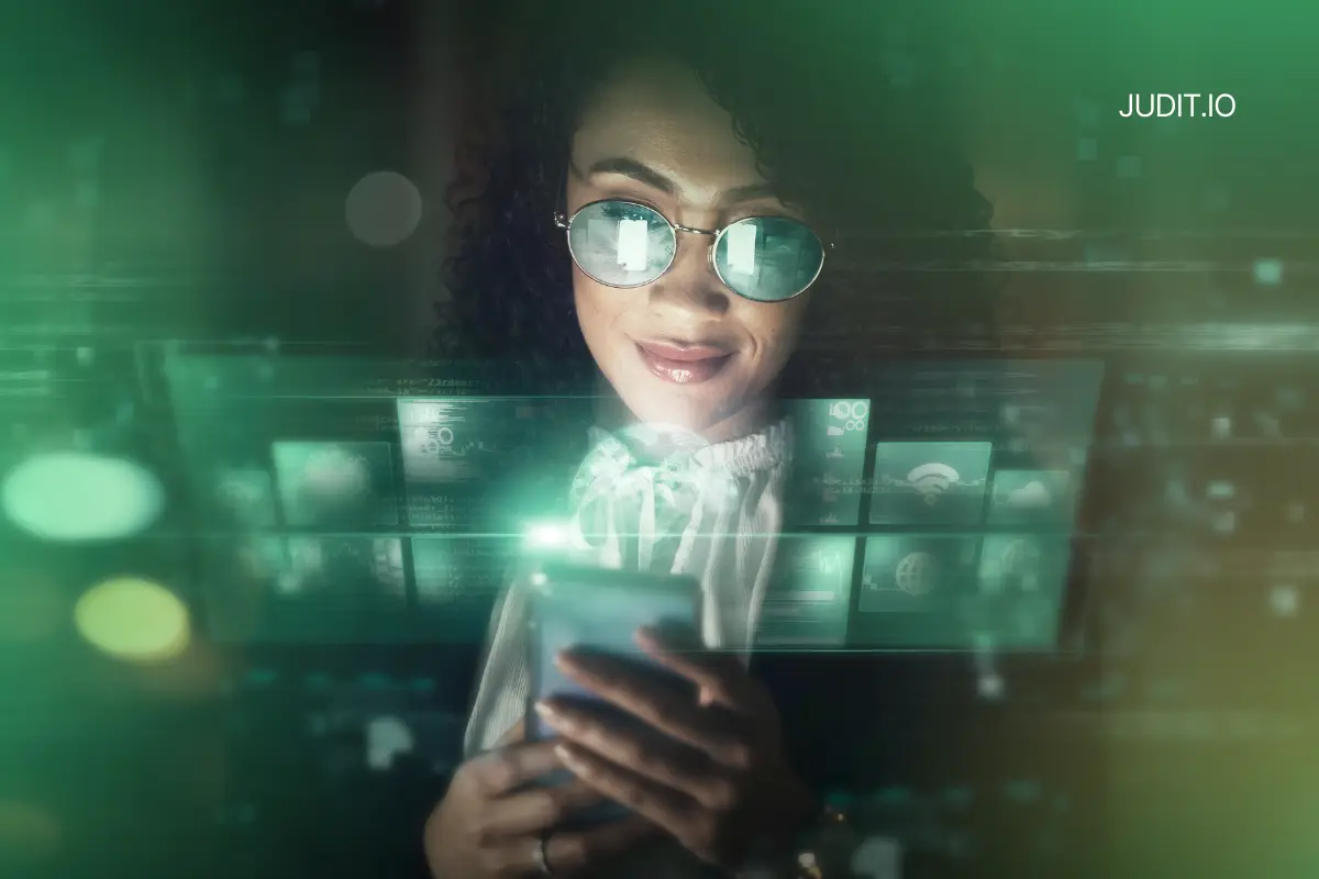 Mulher usando óculos refletindo dados digitais enquanto interage com smartphone