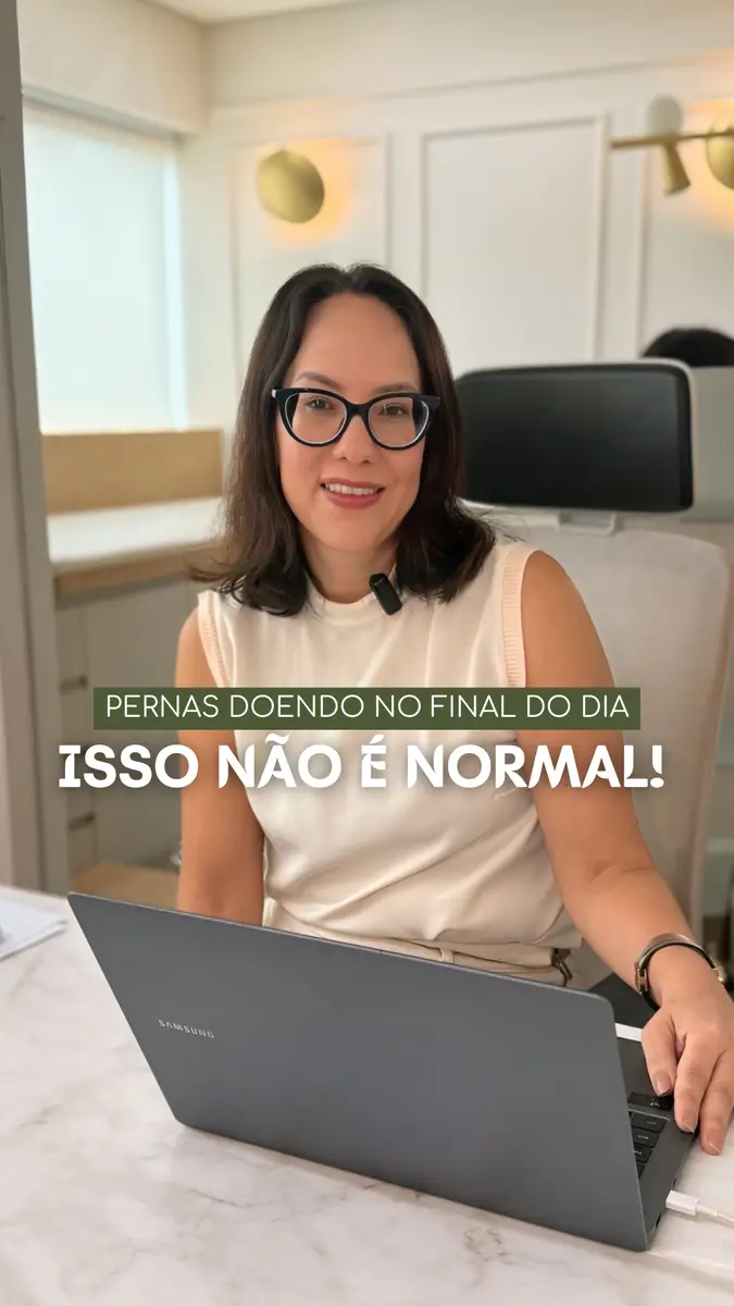 Mulher sentada em escritório com laptop, sorrindo, com texto sobre dor nas pernas