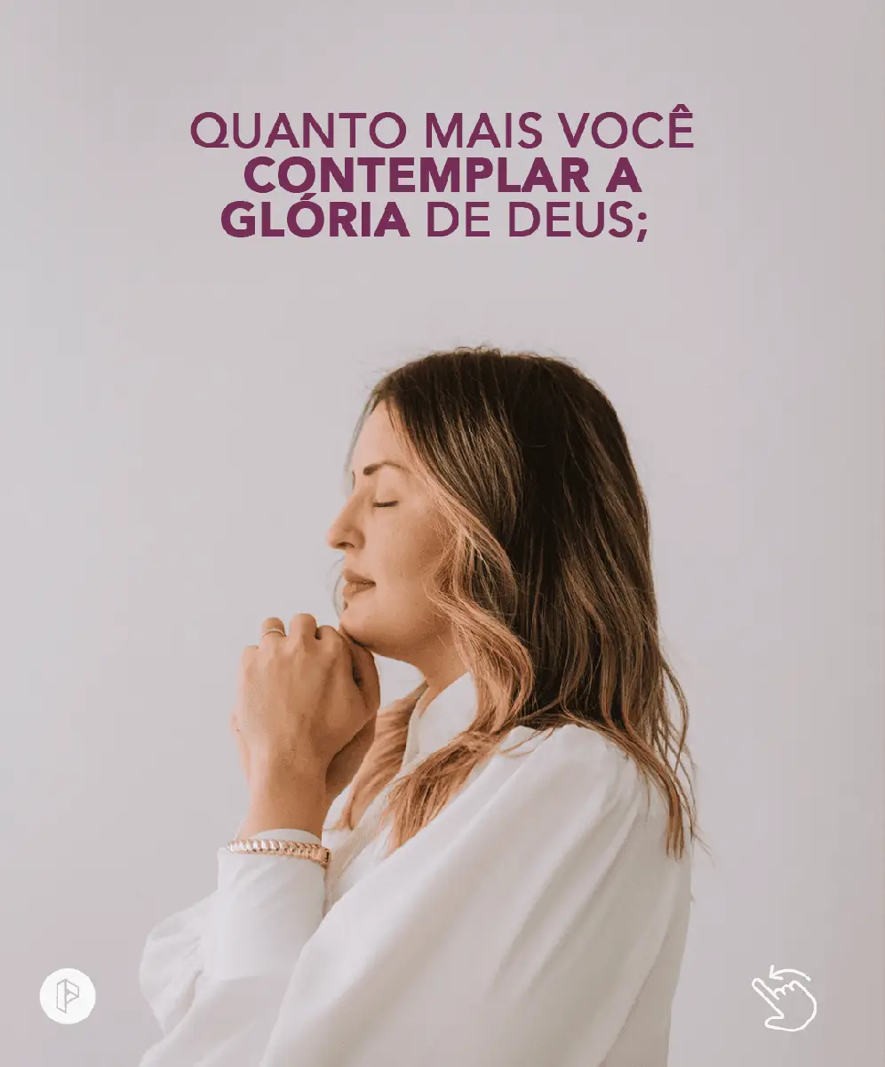 Mulher de olhos fechados orando com as mãos juntas