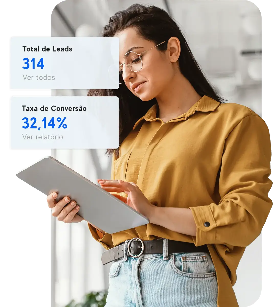 Mulher usando tablet com dados de leads e taxa de conversão na tela