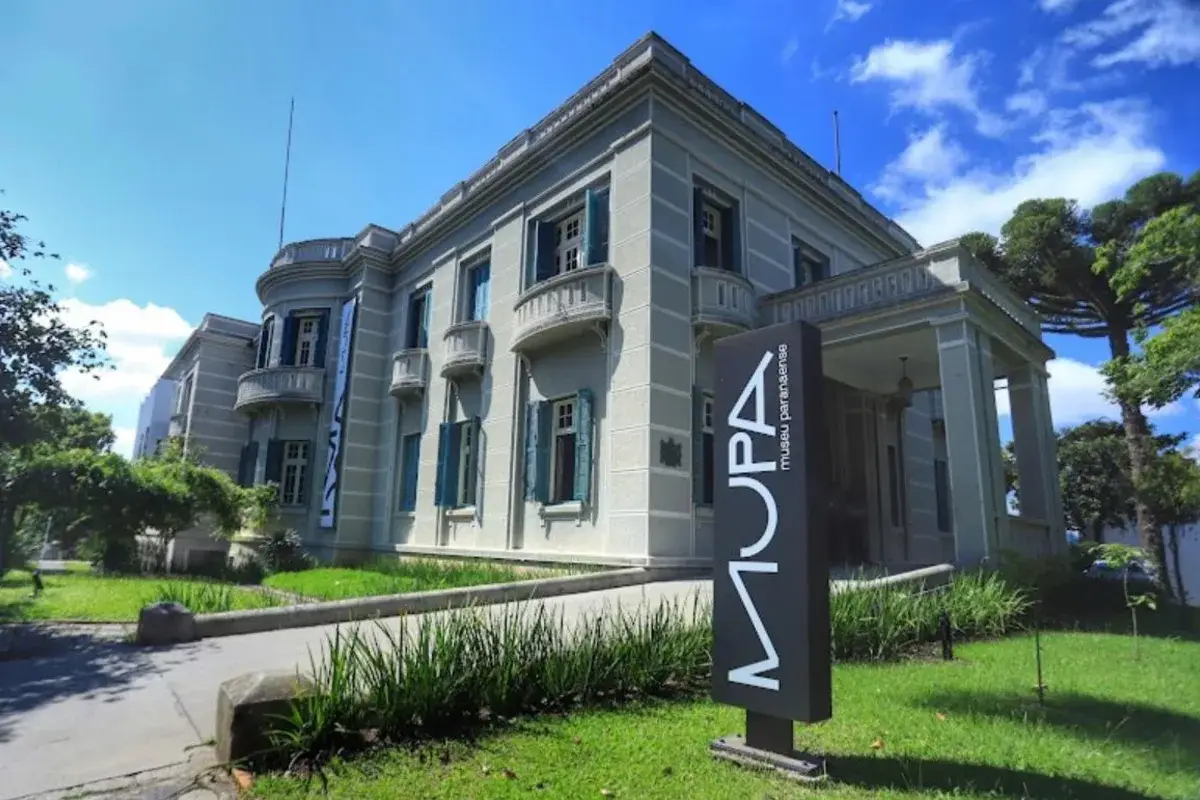Museu Paranaense com edifício histórico e placa de identificação externa