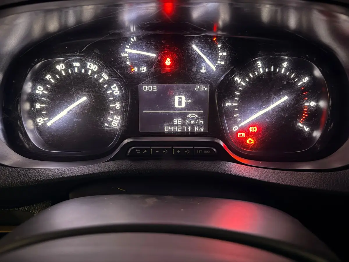 Painel do carro com velocímetro, conta-giros e luzes de alerta acesas