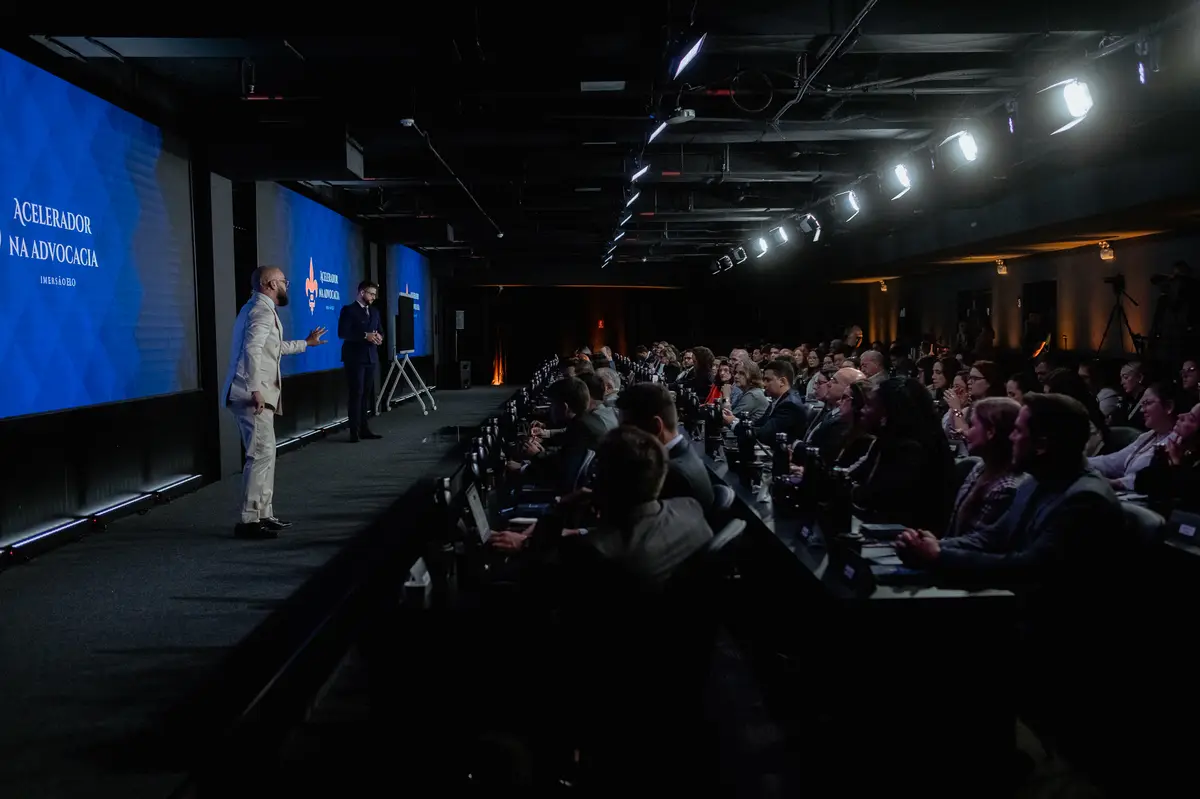 Palestrantes na frente de uma grande audiência em evento Acelerador na Advocacia
