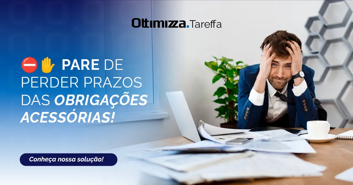 Homem preocupado em escritório cheio de papéis com texto sobre evitar perdas de prazos de obrigações acessórias