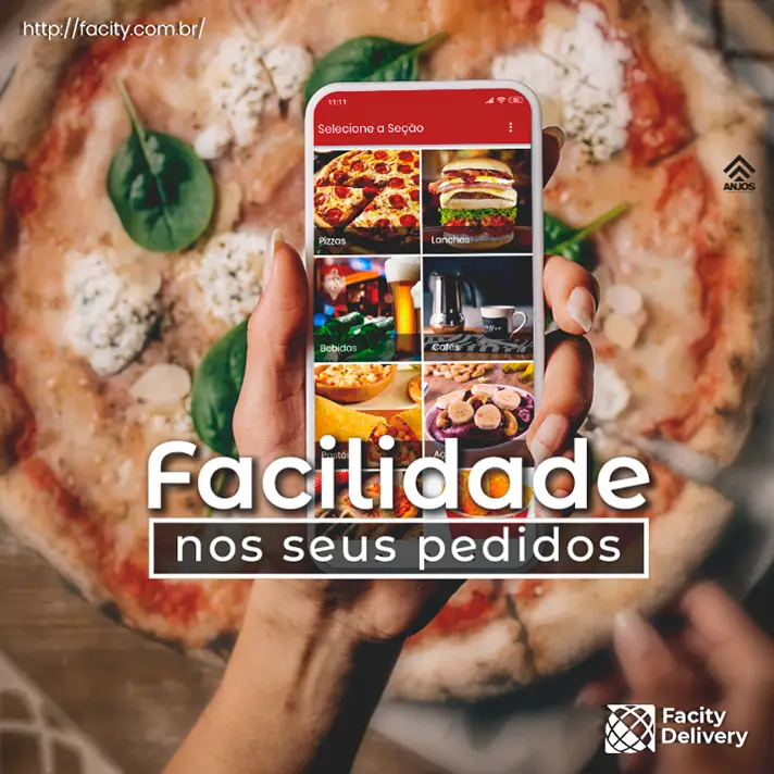 Mão segurando smartphone com aplicativo de pedido de comida sobre pizza grande