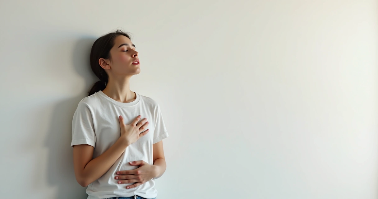 Pessoa encostada na parede, olhos fechados, controlando a respiração durante crise de ansiedade 