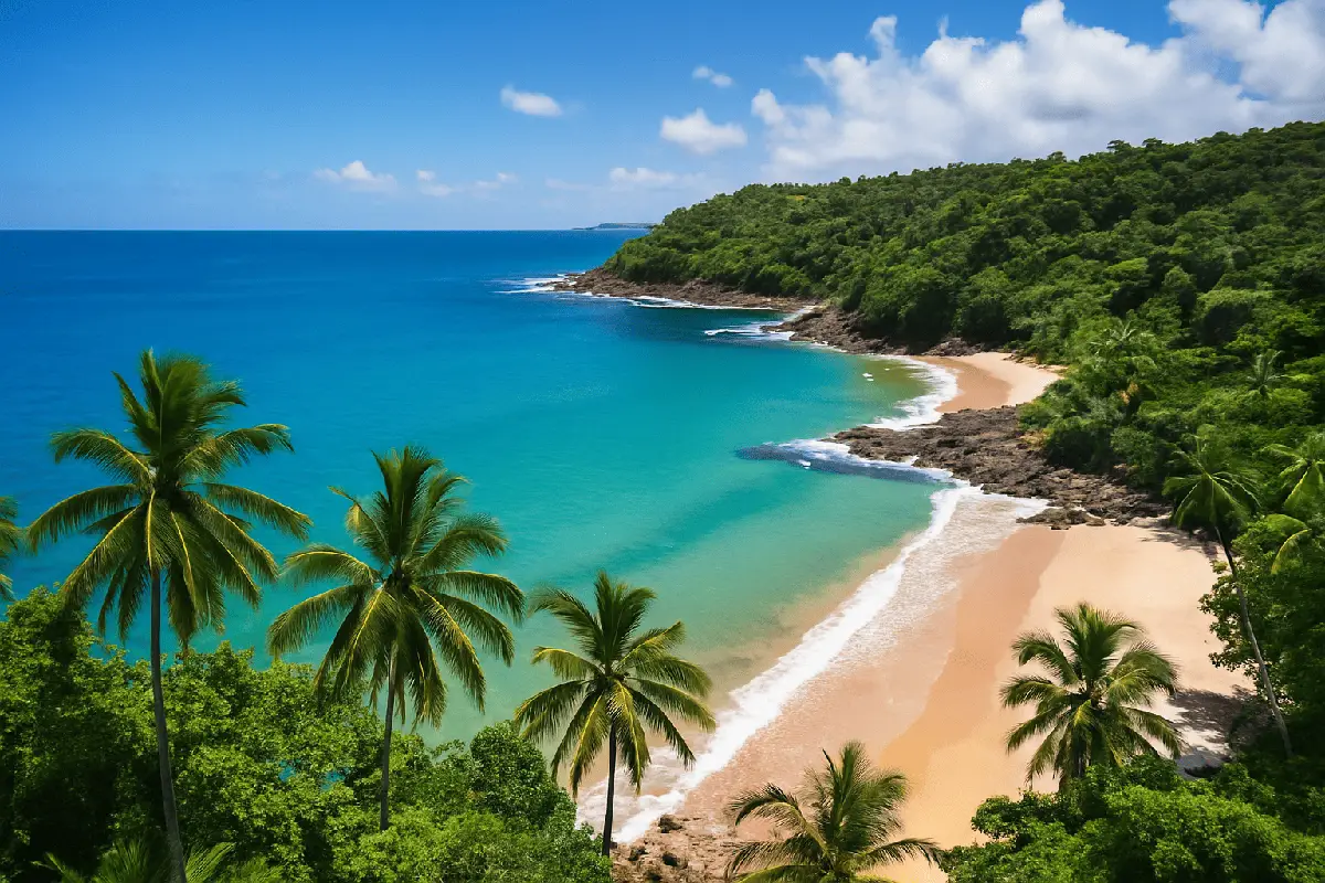 Praia paradisíaca com mar azul e coqueiros na beira da areia dourada