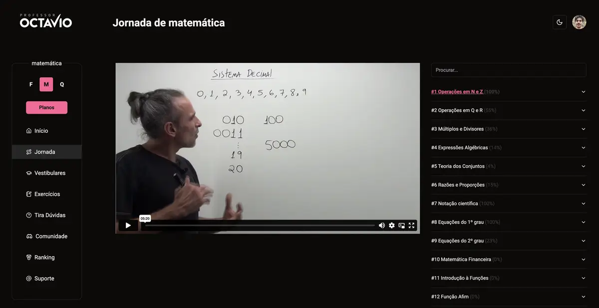 Professor explicando sistema decimal em vídeo de aula online de matemática