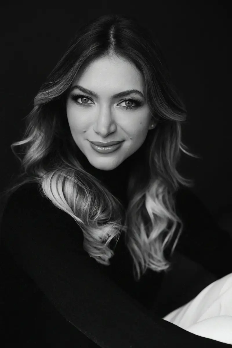 Retrato preto e branco de mulher com cabelo ondulado e expressão serena