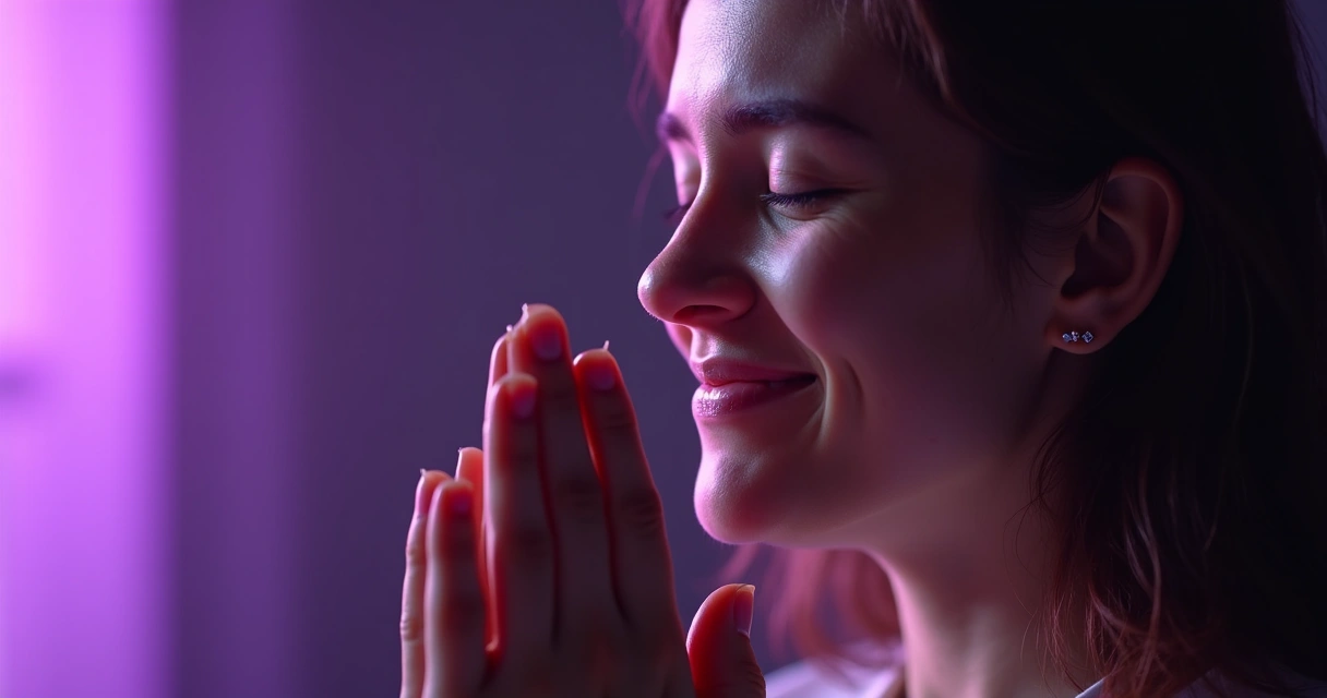 Pessoa orando de olhos fechados com expressão de paz no rosto 
