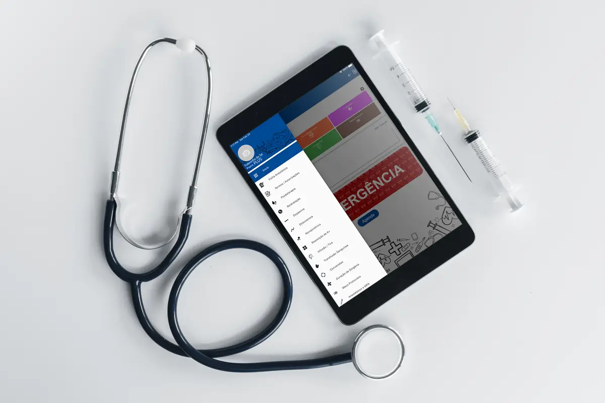 Tablet com o aplicativo Anestesia Animal aberto, perto de estetoscópio e seringas