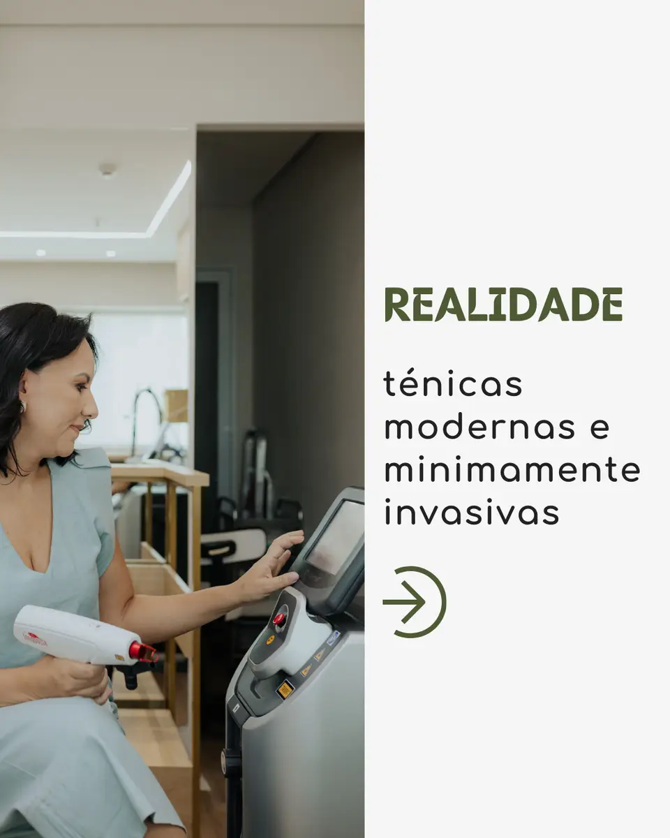 Mulher manuseando aparelho moderno para tratamentos estéticos minimamente invasivos