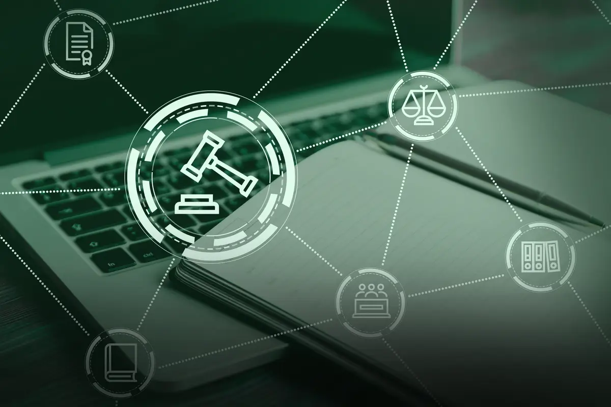 Conceito de tecnologia jurídica com ícones de direito conectados sobre laptop e caderno