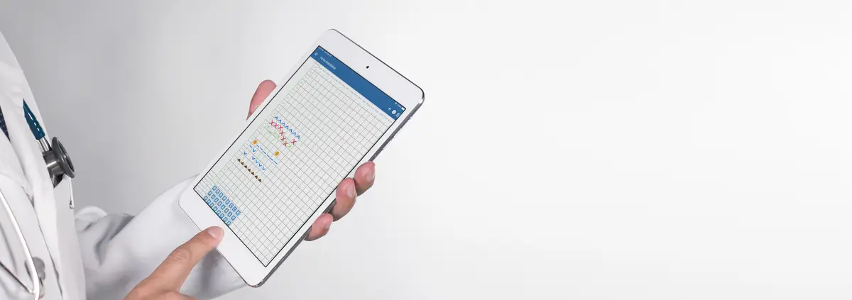 Médico veterinário segurando tablet com ficha anestésica digital aberta na tela