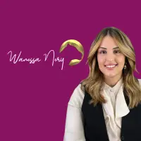 Mulher sorridente com cabelo loiro ondulado, vestindo blusa branca e colete preto, em fundo roxo com texto Wanessa Nery e elemento dourado